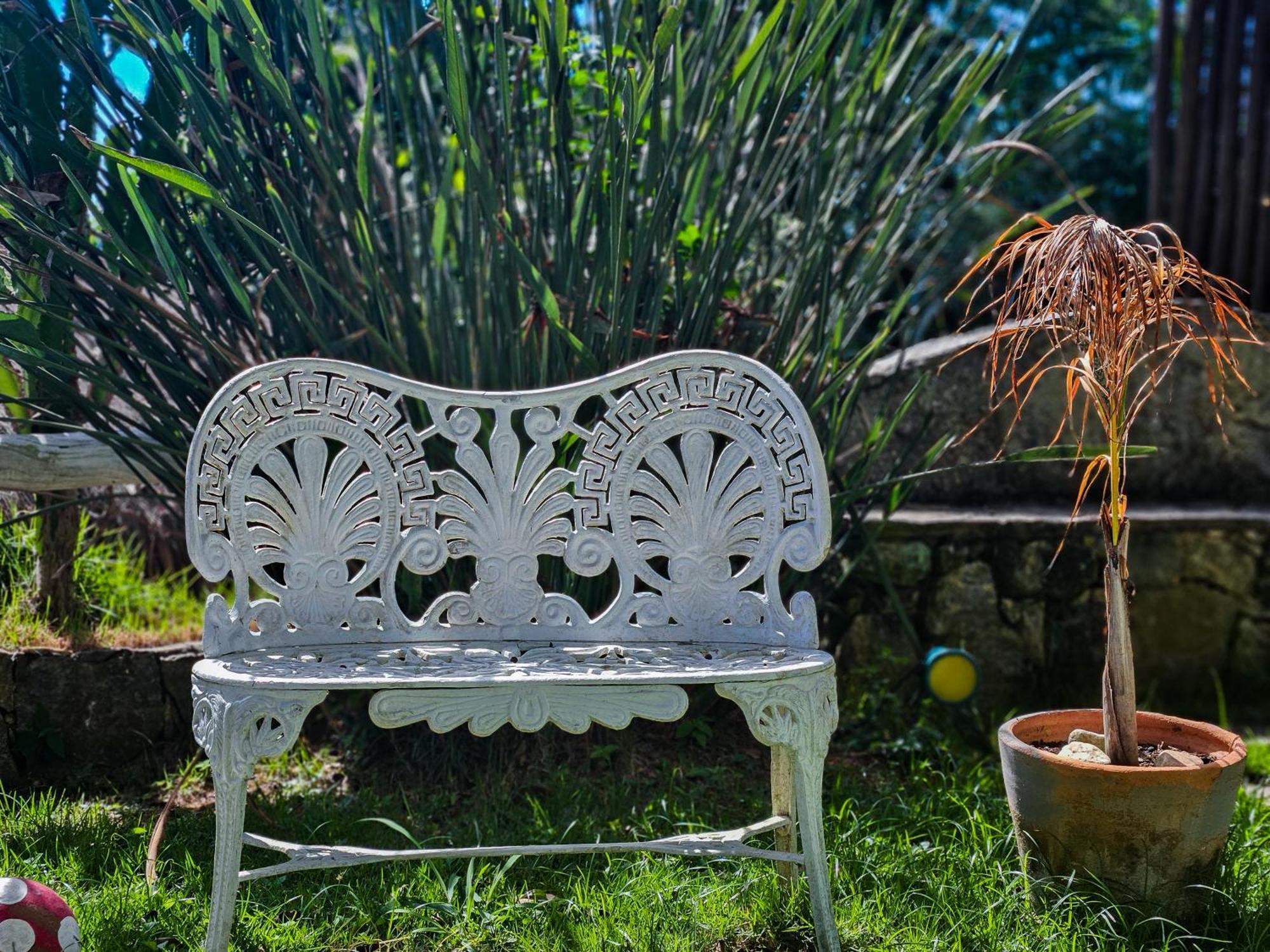 Bella Vista Ocean View Hotel Búzios Eksteriør billede A white cast iron bench
