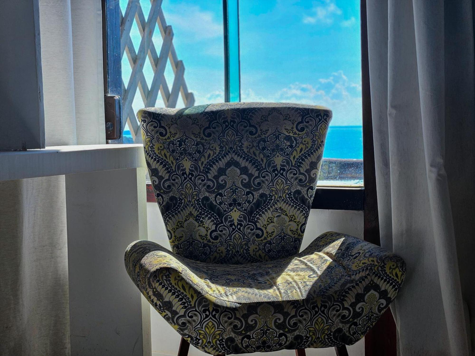 Bella Vista Ocean View Hotel Búzios Eksteriør billede A chair in a hotel room