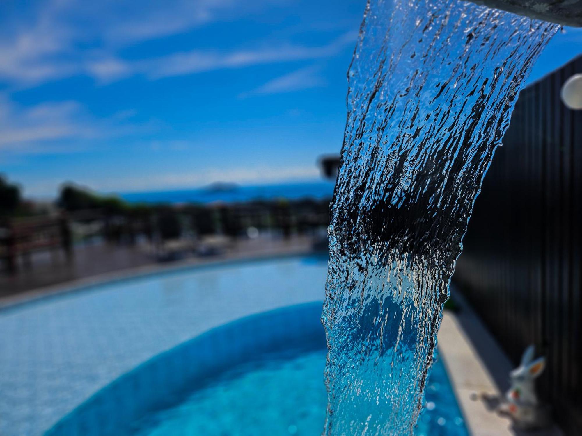 Bella Vista Ocean View Hotel Búzios Eksteriør billede A shower at a swimming pool