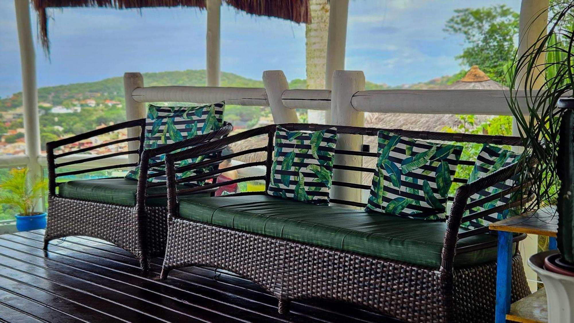 Bella Vista Ocean View Hotel Búzios Eksteriør billede A rattan sofa