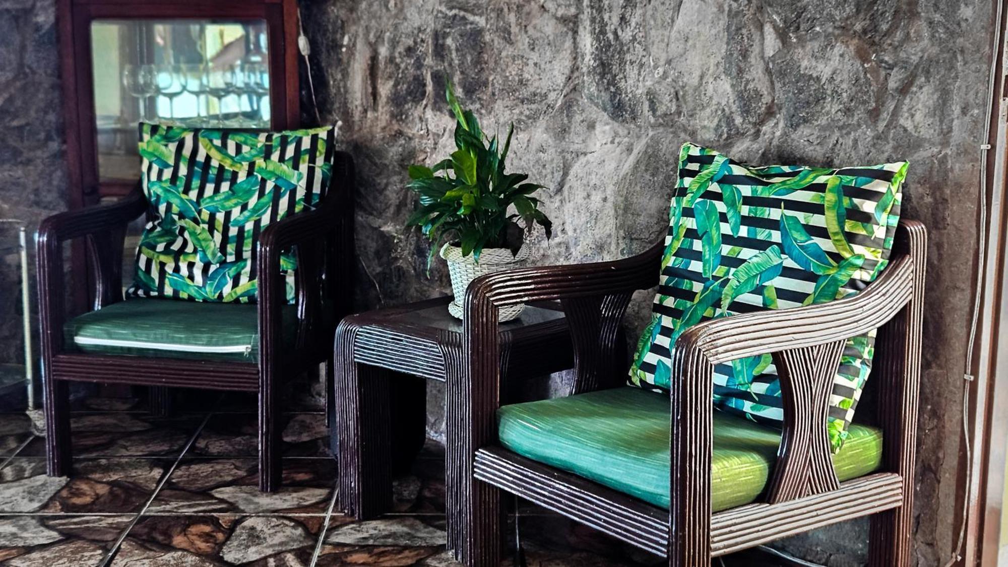 Bella Vista Ocean View Hotel Búzios Eksteriør billede A set of rattan furniture